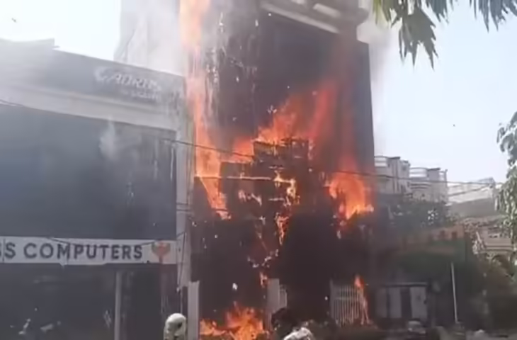 लखनऊ में बड़ा हादसा! कोचिंग सेंटर में आग लगने से मचा हड़कंप, छात्रों के रेस्क्यू का वीडियो वायरल
