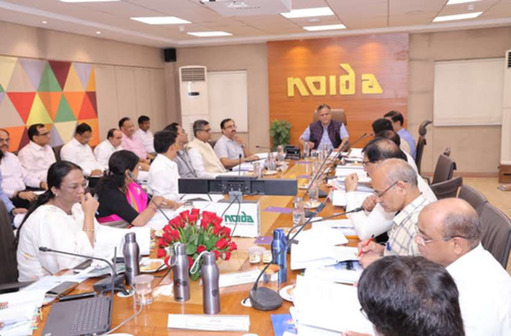  हरियाणा की खापों, धार्मिक नेताओं और हिंदू निकायों ने रविवार को पलवल महापंचायत में 28 अगस्त को नूंह में ब्रज मंडल जलाभिषेक यात्रा फिर से शुरू करने का फैसला किया।  विश्व हिंदू परिषद (विहिप) की जलाभिषेक यात्रा को फिर से शुरू करने पर चर्चा के लिए पलवल के पोंडरी गांव में सर्व हिंदू समाज द्वारा महापंचायत बुलाई गई थी।  हालाँकि, महापंचायत के लिए केवल 500 लोगों की अनुमति के बावजूद, इससे कहीं ज्&zwj;यादा लोग उपस्थित हुए। महापंचायत को देखते हुए पुलिस ने सुरक्षा-व्यवस्था कड़ी करने के साथ ही बाहरी लोगों के गांव में प्रवेश पर रोक लगा दी है।  नूंह में 31 जुलाई को सांप्रदायिक झड़पों के कारण यात्रा रोक दी गई थी, जिसमें छह लोगों की मौत हो गई थी और कई अन्य घायल हो गए थे।  महापंचायत ने सांप्रदायिक हिंसा की राष्ट्रीय जांच एजेंसी (एनआईए) से निष्पक्ष जांच कराने और मुस्लिम बहुल नूंह जिले को हरियाणा के अन्य जिलों में मिलाने की भी मांग की।  उन्होंने मृतक के परिवार के सदस्यों के लिए मुआवजे के रूप में ण्&zwj;क करोड़ रुपये और सरकारी नौकरी और नूंह दंगों में घायल हुए लोगों के लिए 50 लाख रुपये की मांग की। दूसरी मांग थी कि नूंह में रह रहे रोहिंग्या और किसी भी अन्य देश के लोगों को हटाया जाए।  उन्होंने आत्मरक्षा के लिए नूंह में रहने वाले हिंदुओं के लिए हथियार लाइसेंस, नूंह को गोहत्या मुक्त जिला घोषित करने, जिले में दर्ज एफआईआर को गुरुग्राम में स्थानांतरित करने, वहां सुरक्षा बलों - आरएएफ या पुलिस - की स्थायी तैनाती की भी मांग की। नूंह के पूर्व एसपी वरुण सिंगला के खिलाफ जांच की भी मांग की गई जो संभावित हिंसा की खुफिया जानकारी के बावजूद छुट्टी पर थे।  उन्होंने दंगों में शामिल लोगों से हिंदुओं की दुकानों और घरों को हुए नुकसान की वसूली की भी मांग की।  गुरुग्राम विहिप के अध्यक्ष अजीत सिंह ने आईएएनएस को बताया, "हमने तय किया है कि यात्रा योजना के अनुसार 28 अगस्त को फिर से शुरू होगी। राज्य भर से लोग जुलूस निकालेंगे और श्रृंगार मंदिर तक एक समान यात्रा के लिए नलहर मंदिर में इकट्ठा होंगे। हम लोगों से यात्रा में शामिल होने का आग्रह करते हैं, जिसे पहले भीड़ द्वारा बाधित किया गया था।"  पलवल के पोंडरी गांव में भारी सुरक्षा की तैनाती के बीच पंचायत हुई। पुलिस के साथ अर्धसैनिक बलों की कई कंपनियों ने सुबह नौ बजे से शाम चार बजे तक इलाके में गश्त की।  बजरंग दल नेता कुलभूषण भारद्वाज ने आईएएनएस से कहा, "इस साजिश में शामिल लोगों के खिलाफ सख्त कार्रवाई की आवश्यकता है। आज की महापंचायत में यात्रा को फिर से शुरू करने, एनआईए जांच, पीड़ितों के लिए मुआवजा, नूंह में रहने वाले हिंदुओं के लिए हथियार लाइसेंस समेत कई फैसले लिए गए हैं। ऐसी हिंसा अब और बर्दाश्त नहीं की जाएगी।''  विहिप के वरिष्ठ नेता अरुण जेलदार ने आईएएनएस को बताया, "हमारे हिंदू भाइयों की मांग के अनुसार, हमने 28 अगस्त को नूंह में जलाभिषेक यात्रा फिर से शुरू करने का फैसला किया है। यह हमारा धार्मिक जुलूस था और इसे निर्धारित योजना के अनुसार पूरा किया जाएगा। हम पूरी घटना की निष्पक्ष जांच की मांग करते हैं और जो लोग दोषी पाए गए उन्हें दंडित किया जाना चाहिए।"  महापंचायत में हरियाणा की कई खापों, विहिप और बजरंग दल के नेताओं, सोहना के वर्तमान और पूर्व विधायकों, नूंह भाजपा अध्यक्ष नरेंद्र पटेल, अरुण जेलदार और वरिष्ठ विहिप नेता कुलभूषण भारद्वाज सहित अन्य लोगों ने भाग लिया।  यह महापंचायत मूल रूप से नूंह में आयोजित होने वाली थी, लेकिन सुरक्षा कारणों से प्रशासन ने अनुमति देने से इनकार कर दिया।  हालांकि, बाद में पलवल प्रशासन ने महापंचायत के लिए करीब 500 लोगों के जुटने की सशर्त अनुमति दे दी। प्रशासन ने यह भी कहा कि अगर कोई किसी भी तरह का नफरत भरा भाषण देगा तो सख्त कार्रवाई की जाएगी।