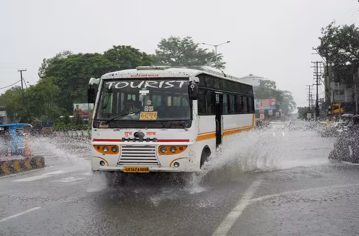उत्तराखंड में कल भारी बारिश का रेड अलर्ट, 5 जिलों में बहुत भारी बारिश की चेतावनी; जानें जिलों का हाल