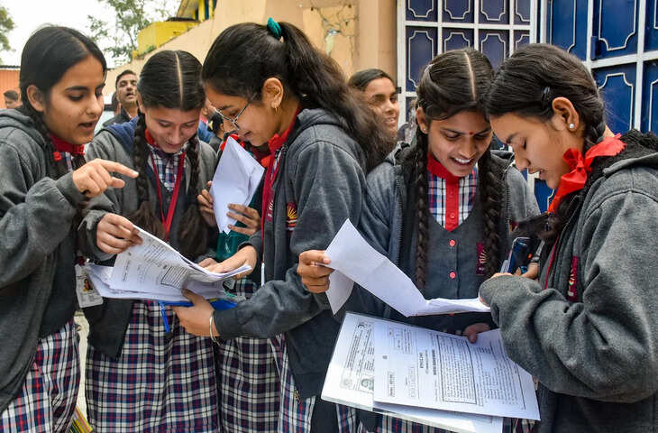 CBSE 10वीं-12वीं रिजल्ट अप्रैल के आखिरी सप्ताह में संभव, वीडियो में जाने इस साल लागू हुई &lsquo;टू-एग्जाम&rsquo; पॉलिसी से छात्रों को मिलेगा लाभ