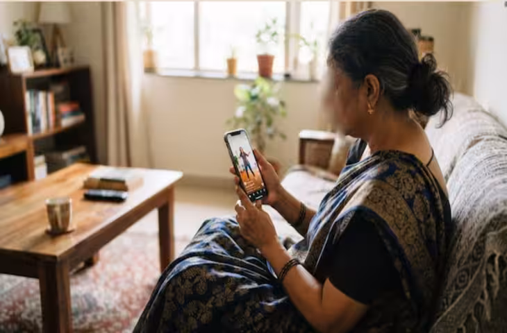 रील देखते वक्त नेटवर्क गया तो महिला ने पीया जहर, बचाने के लिए पति ने गोबर पिलाया, आखिर क्यों उठाया ऐसा कदम?