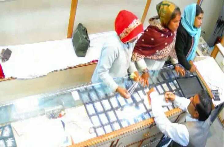 वीडियो में देखें जयपुर में ज्वेलरी शॉप से लाखों की चोरी, कस्टमर बनकर आईं तीन महिलाओं ने उड़ाई चांदी की पायलें