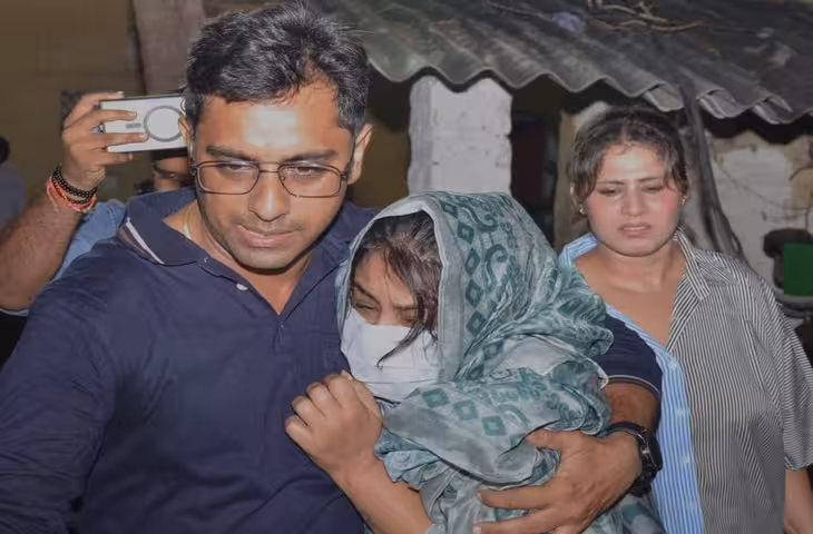 विनीत मनोचा हत्याकांड: बेगुनाह साबित हुई बहू शालू जेल से रिहा, भाई से लिपटकर रोई