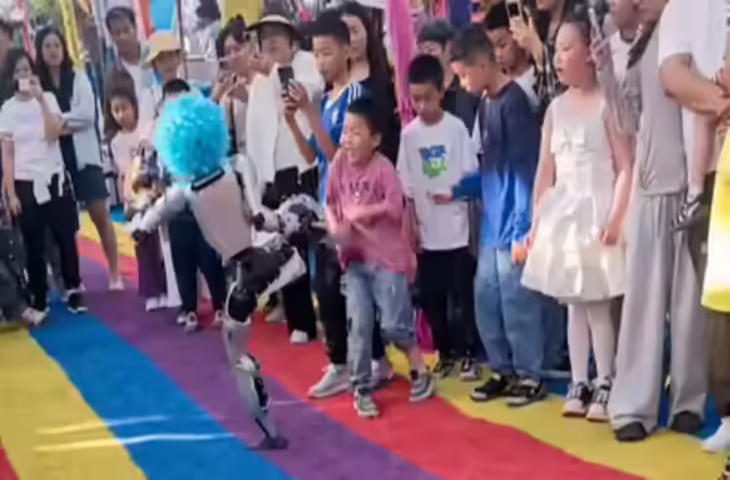 Video: डांस करते-करते रोबोट ने बच्चे के पेट में जड़ दी जोरदार किक, दर्द से तड़प उठा मासूम, वीडियो वायरल