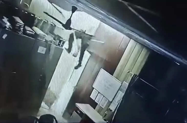 चोर ने एंग्री यंग मैन की तरह फिल्मी अंदाज में मारी एंट्री, छत फाड़कर ऐसे कूदा, वीडियो देख चौंक जाएंगे