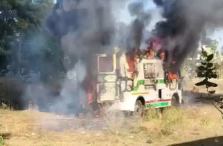 खेल के मैदान में खड़ी एंबुलेंस 108 में लगी आग, पास ही खेल रहे थे बच्चे... इलाके में मच गया हड़कंप