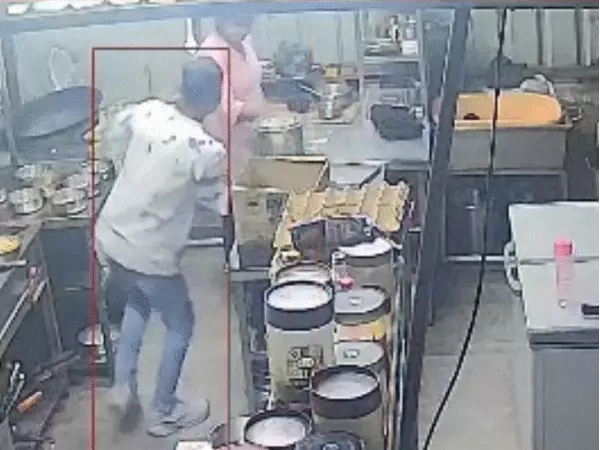 रेस्टोरेंट में युवती की हत्या का LIVE VIDEO, 2 सेकेंड में पेट पर चाकू से कई वार; वारदात के बाद हथियार लेकर खड़ा रहा आरोपी