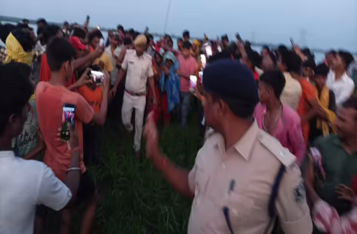 कोसी नदी में कूदीं पत्नी को पति ने बहाव में तैरकर बचाया, साहसिक घटना ने सबको किया हैरान