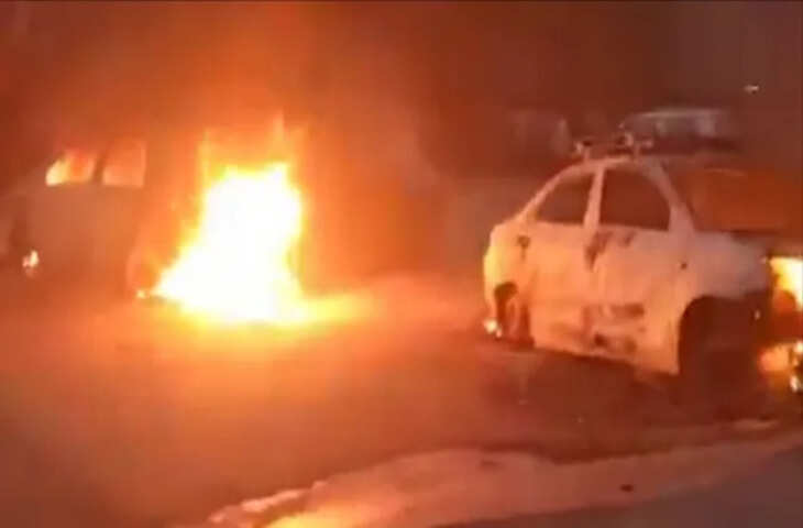 फरीदाबाद की जवाहर कॉलोनी में भीषण आग, 5 गाड़ियां जलकर खाक, सब राख हाने पर पहुंची फायर ब्रिगेड