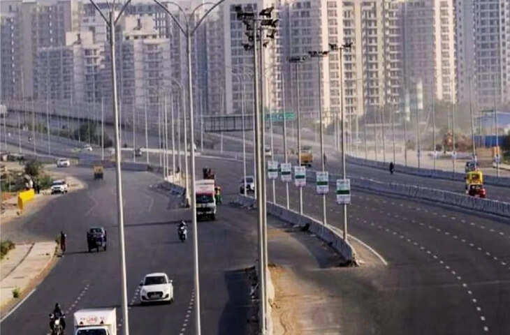 गुरुग्राम में यातायात और कनेक्टिविटी सुधारने के लिए एक बड़ा कदम उठाया गया है। राज्य सरकार ने द्वारका एक्सप्रेसवे और दिल्ली-जयपुर हाईवे को गुरुग्राम-फरीदाबाद रोड से जोड़ने वाली 14 किमी लंबी एलिवेटेड रोड परियोजना के लिए ₹2900 करोड़ की मंजूरी दे दी है।  यह एलिवेटेड रोड परियोजना एसपीआर (सोसाइटी परिफेरल रोड) पर बनाई जाएगी और इसे दिल्ली-मुंबई एक्सप्रेसवे से सीधी पहुंच उपलब्ध कराई जाएगी। इससे न केवल गुरुग्राम की कनेक्टिविटी मजबूत होगी, बल्कि क्षेत्र में विकास और निवेश को भी नई गति मिलेगी।  सड़क निर्माण विशेषज्ञों का कहना है कि एलिवेटेड रोड परियोजना के पूरा होने के बाद यातायात के बोझ को कम करने में मदद मिलेगी। वर्तमान में, इस मार्ग पर ट्रैफिक जाम और लंबी दूरी की यात्रा को लेकर समस्याएं रहती हैं। नए निर्माण से वाहन चालकों को दिल्ली-मुंबई एक्सप्रेसवे और नजदीकी हाईवे तक सीधे और तेज़ मार्ग मिलेंगे।  राज्य सरकार ने बताया कि इस परियोजना में उच्च गुणवत्ता वाली निर्माण सामग्री और आधुनिक तकनीक का इस्तेमाल किया जाएगा। एलिवेटेड रोड के निर्माण में यातायात की सुरक्षा, जल निकासी और पर्यावरणीय प्रभाव का विशेष ध्यान रखा जाएगा।  विशेषज्ञों के अनुसार, इस परियोजना का आर्थिक प्रभाव भी बड़ा होगा। न केवल परिवहन और लॉजिस्टिक क्षेत्र में सुधार आएगा, बल्कि आस-पास के वाणिज्यिक और औद्योगिक क्षेत्र में भी विकास के अवसर बढ़ेंगे।  गुरुग्राम के प्रशासन ने कहा कि यह परियोजना शहर की स्मार्ट सिटी योजना और भविष्य के यातायात जरूरतों के अनुरूप तैयार की जा रही है। इसके निर्माण से कार्यक्षमता और समय की बचत बढ़ेगी और यात्रियों को तेज और सुविधाजनक मार्ग मिलेगा।  इसके अलावा, परियोजना के दौरान सड़क के पास हरी पट्टी और इको-फ्रेंडली डिजाइन पर भी ध्यान दिया जाएगा। यह न केवल पर्यावरण की सुरक्षा करेगा, बल्कि रोड के आसपास के इलाकों में साफ-सुथरी और सुरक्षित परिवहन व्यवस्था सुनिश्चित करेगा।  विशेषज्ञों का मानना है कि इस प्रकार की एलिवेटेड रोड परियोजनाएं शहरों में तेजी से बढ़ते यातायात की समस्या का स्थायी समाधान पेश कर सकती हैं। यह सड़क गुरुग्राम और नजदीकी शहरों के बीच संपर्क को बेहतर बनाएगी और आर्थिक गतिविधियों को बढ़ावा देगी।  इस परियोजना से पूरे क्षेत्र में रोजगार के अवसर भी पैदा होंगे। निर्माण कार्य के दौरान स्थानीय श्रमिकों, इंजीनियरों और तकनीकी विशेषज्ञों को रोजगार मिलेगा, जिससे स्थानीय अर्थव्यवस्था को भी मदद मिलेगी।  इस प्रकार, गुरुग्राम में 14 किमी लंबी एलिवेटेड रोड परियोजना यातायात, कनेक्टिविटी और विकास के लिहाज से बेहद महत्वपूर्ण कदम साबित होगी। ₹2900 करोड़ की यह योजना न केवल यात्रियों के लिए राहत लेकर आएगी, बल्कि शहर और क्षेत्र के समग्र विकास में भी अहम योगदान देगी।