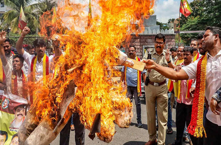 Karnataka Bandh: कावेरी नदी जल को लेकर फिर बढ़ा विवाद, कर्नाटक में स्कूल-कॉलेज, टैक्सी सब बंद
