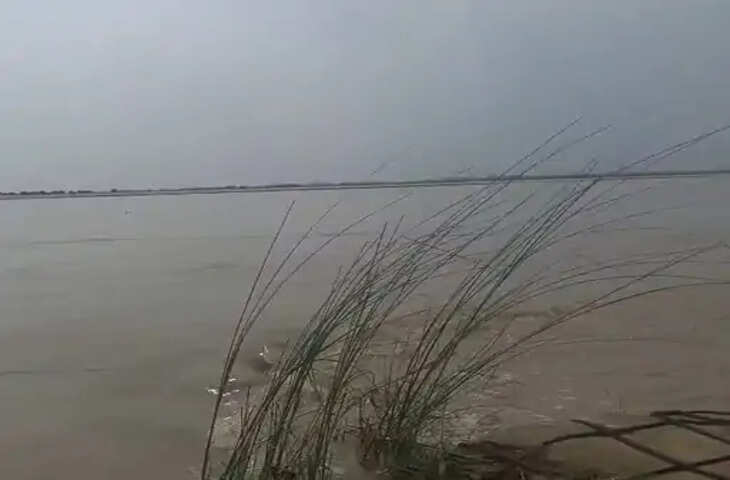 सीतापुर में शारदा-घाघरा नदियों का बढ़ा खतरा: जलस्तर में उतार-चढ़ाव से तटीय गांवों में बाढ़ और कटान की चिंता