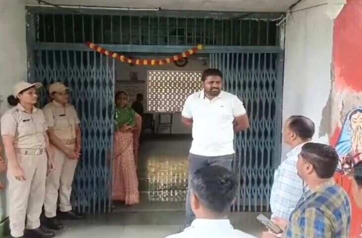 डूंगरपुर के गर्ल्स हॉस्टल से आधी रात में पकड़ा गया अधिकारी, वीडियो में देखें जमकर हुआ हंगामा