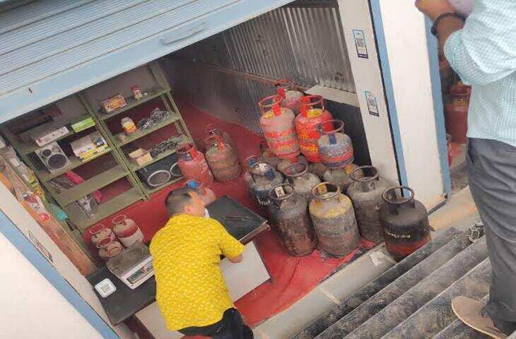 जयपुर में घरेलू गैस सिलेंडरों से अवैध रिफिलिंग का भंडाफोड़, फुटेज में देंखे 45 सिलेंडर जब्त; आरोपी फरार