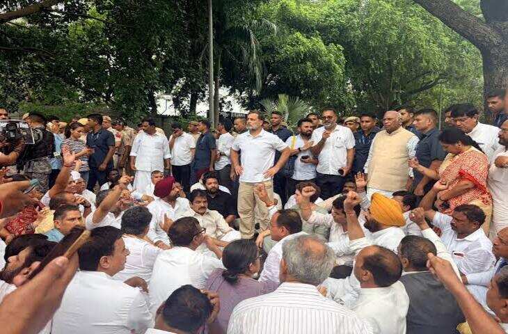 BREAKING : राजघाट से Congress का हल्ला बोल: राहुल-प्रियंका संग सड़कों पर उतरे कार्यकर्ता, खड़गे ने कहा&mdash;सरकार को सद्बुद्धि की जरूरत