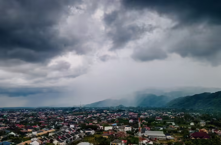 उत्तराखंड में मौसम का दोहरा असर: मैदानों में भीषण गर्मी, पहाड़ी जिलों में बारिश का अलर्ट जारी