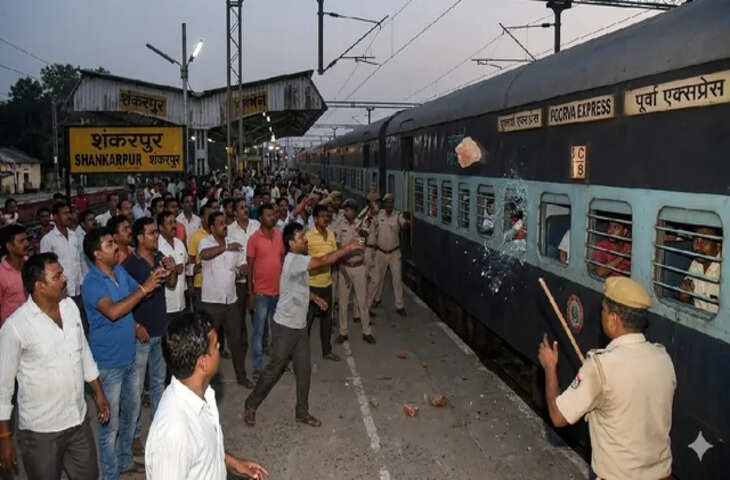 देवघर में ट्रेन पर पथराव: तकनीकी खराबी और सूचना न मिलने से नाराज़ यात्रियों का आक्रोश, पूर्वा एक्सप्रेस के कोच क्षतिग्रस्त