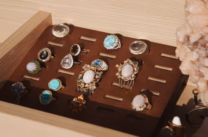 Gemstones Tips: बिना कुंडली जांचे पुखराज और नीलम समेत ये 4 रत्न पहनना पड़ सकता है भारी, जानें सही विधि और सावधानियां