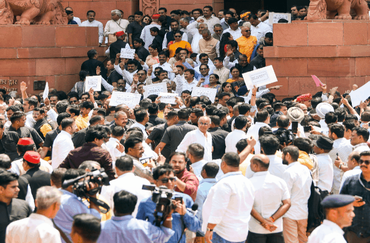 NEET पेपर लीक पर संसद में फिर हंगामा: विपक्ष का जोरदार प्रदर्शन, वीडियो में जाने शिक्षा मंत्री के इस्तीफे की मांग; दोनों सदनों की कार्यवाही दोपहर 12 बजे तक स्थगित