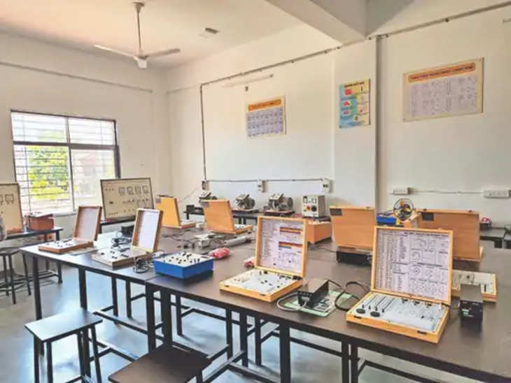 Udaipur 'शिक्षकों ने कबाड़ में पड़े उपकरणों की मरम्मत कराई