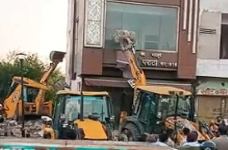 अलीगढ़ में मशहूर &lsquo;प्रेमी पराठा&rsquo; समेत 7 दुकानों पर बुलडोजर कार्रवाई, दुकानदारों ने जताया विरोध; बोले- बिना नोटिस अचानक पहुंची टीम