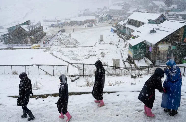 गुलमर्ग में सीजन की पहली बर्फबारी से झूम उठे पर्यटक, 6 इंच तक जमी बर्फ&hellip; घाटी में 48 घंटे का अलर्ट