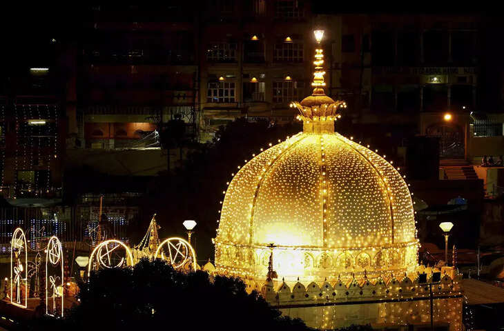 रात के अंधेरे में अजमेर दरगाह के पास क्या सच में सुनाई देती हैं रहस्यमयी आवाज़ें? वीडियो में जानें इस सूफी दरगाह से जुड़ी डरावनी कहानियाँ