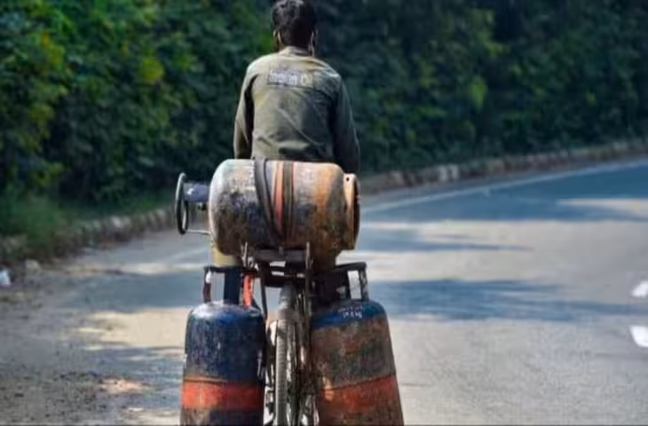 LPG Cylinder Price Today: 200 रुपये सस्ता हुआ गैस सिलेंडर, जानें दिल्ली, मुंबई, चेन्नई और कोलकाता के नए रेट