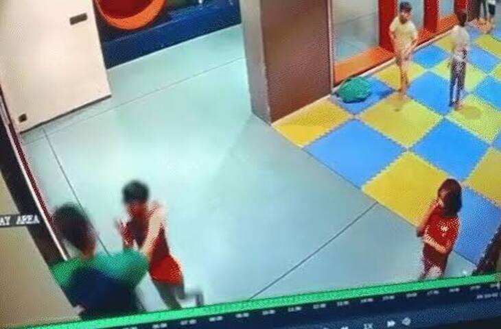 स्माइली बॉल लगने पर 9 साल के बच्चे की पिटाई, फुटेज में देंखे थप्पड़ों से जमीन पर गिरा; कान में गंभीर चोट