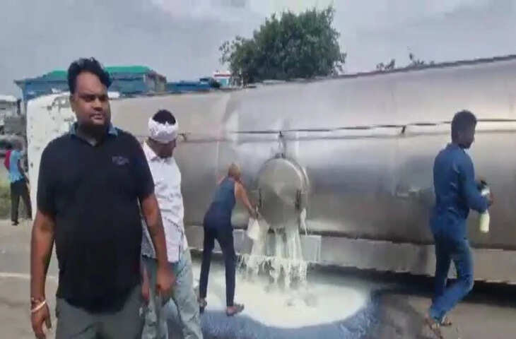 Milk Tanker Overturned: सड़क पर बहने लगा हजारों लीटर दूध, लोग बोतल, बाल्टी और चुल्लू लेकर पहुंचे; वीडियो देख रह जाएंगे हैरान