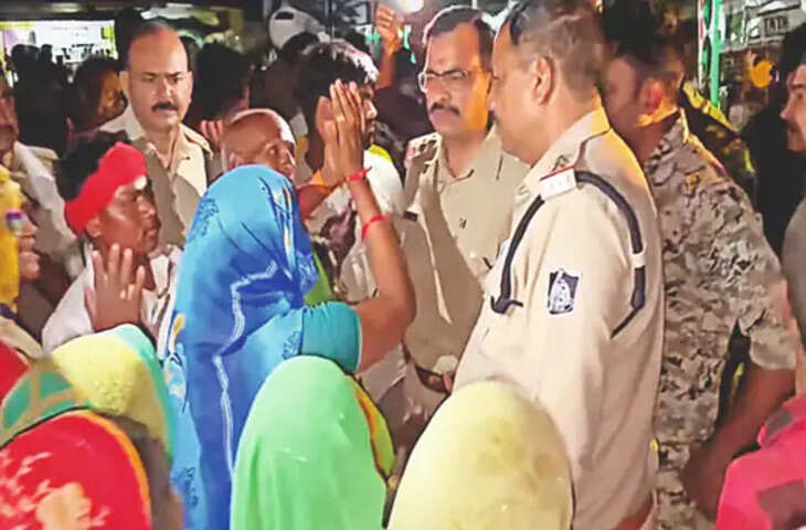 करैरा में क्रेशर ब्लास्टिंग से नाराज ग्रामीणों का प्रदर्शन, नेशनल फोरलेन पर लगाया जाम