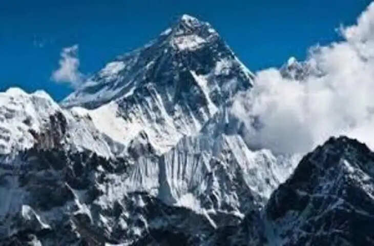 माउंट एवरेस्ट पर ड्रोन से कैद किया बर्फ से ढके हिमालय का अद्भुत नज़ारा