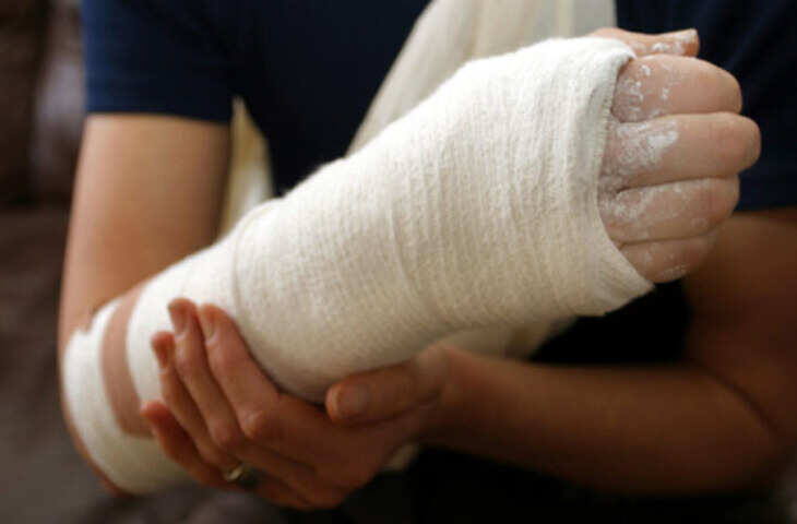 पूरा अस्पताल ढूंढने में लगा लेकिन भाई तो हसीनाओं संग ठुमके लगाने में व्यस्त दिखा प्लास्टर चढ़ा मरीज, वीडियो देख नहीं रुकेगी हंसी&nbsp;