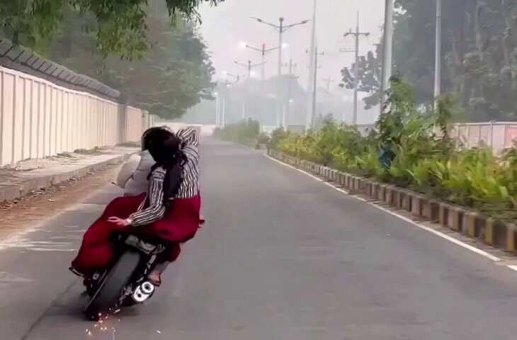 VIRAL VIDEO: स्टंट दिखाने के चक्कर में बाइक सवार ने पार की हद, भौजी को बैठाकर किया ऐसा कारनामा लोग रह गए हैरान&nbsp;