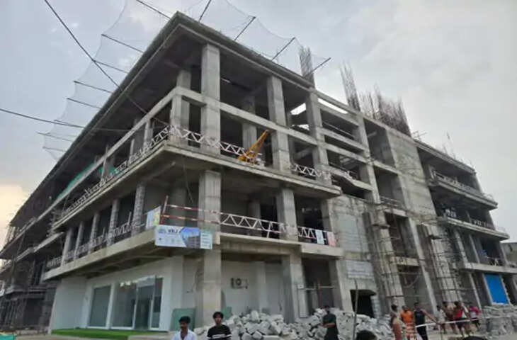 वृंदावन के ओमेक्स कोर्टयार्ड मॉल हादसे में मृत मजदूरों के परिवारों को 20-20 लाख की मदद