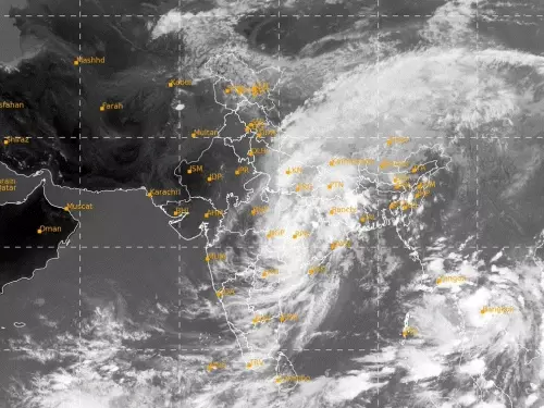 Weather Alert: यूपी-बिहार समेत कई राज्यों में भारी बारिश, तेज हवाओं से बढ़ी परेशानी; जानें आज का मौसम