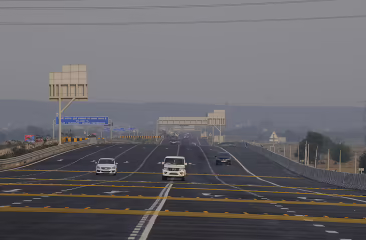 दिल्ली-मुंबई एक्सप्रेस वे पर 6 साल के बच्चे की तलाश जारी, वीडियो में देंखे हाईकोर्ट के आदेश पर विशेष खुदाई