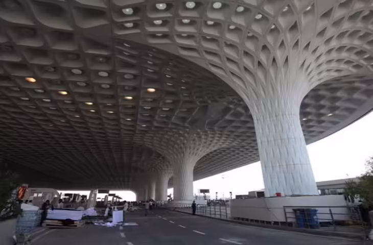 मुंबई एयरपोर्ट पर हड़कंप: ग्राउंड हैंडलिंग स्टाफ की अचानक हड़ताल से एयर इंडिया की कई उड़ानें प्रभावित