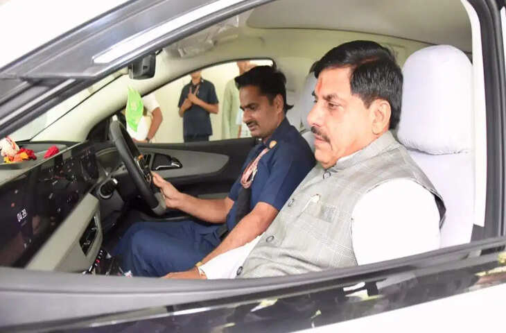 डॉ. मोहन यादव ने अपने काफिले में शामिल की इलेक्ट्रिक कार, एक चार्ज में चलेगी 500 किलोमीटर
