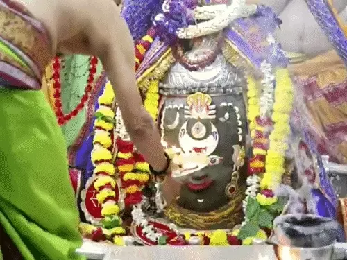 महाकालेश्वर मंदिर में तड़के 4 बजे खुला बाबा महाकाल का दरबार, पंचामृत अभिषेक के बाद हुई भस्म आरती