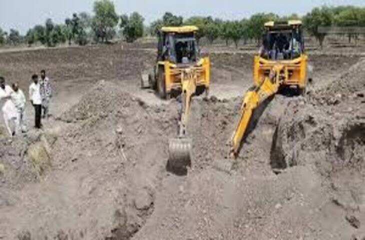 निर्माणाधीन कुआं धंसने से बड़ा हादसा, जनपद सदस्य की मां और पत्नी मलबे में दबीं; रेस्क्यू जारी