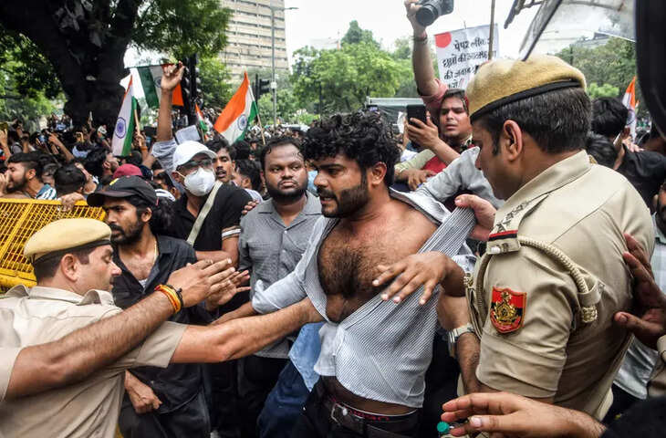 'हर बार हम ही क्यों लाठी खाएं...कॉकरोच जनता पार्टी' आंदोलन को लेकर बंटे पंजाबी सितारे, जाने किसने -क्या कहा ?