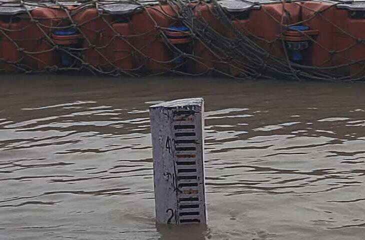अयोध्या में सरयू खतरे के निशान से 34 सेमी ऊपर, घरों तक पहुंचा पानी; सामान लेकर सुरक्षित जगह जा रहे लोग