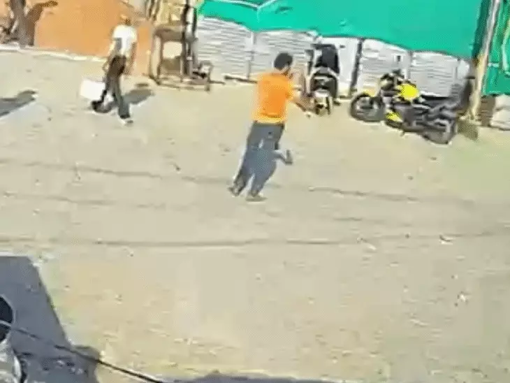 रायसेन में मंडी सचिव पर तलवार से हमला: दोनों हाथों में लगी चोट, निरीक्षण के दौरान वार कर भाग गया बदमाश