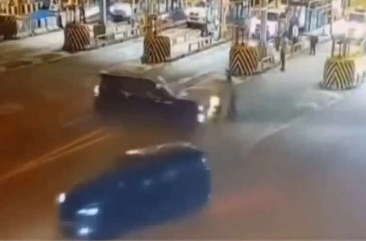 टोल प्लाजा के सामने स्कॉर्पियो चालकों का खतरनाक स्टंट, तेजी से वायरल हो रहा है वीडियो