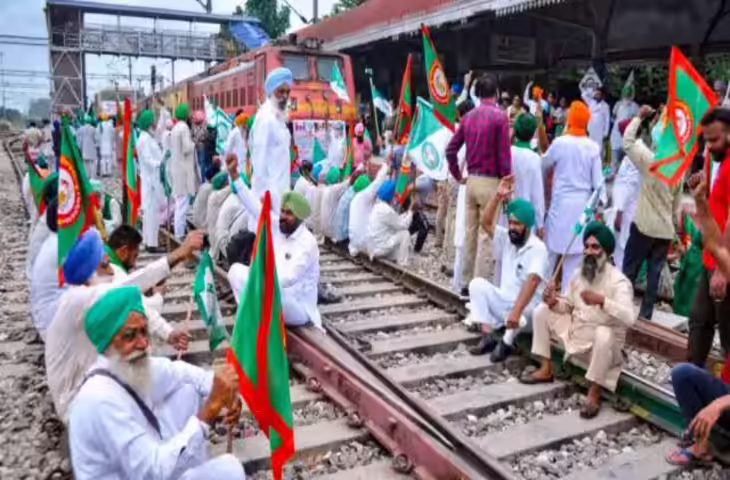 Rail Roko Andolan: पंजाब में किसानों के आंदोलन ने थामी पहियों की रफ्तार 12 ट्रेनें कैंसिल, कई गाड़ियां हुई डायवर्ट