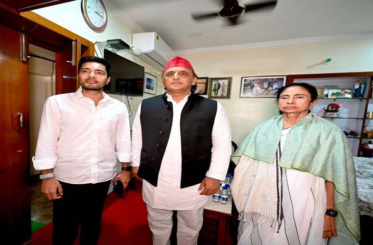 कोलकाता में सियासी मुलाकात, अखिलेश यादव ने ममता बनर्जी से की मुलाकात, वीडियो में जाने गर्माया राजनीतिक माहौल