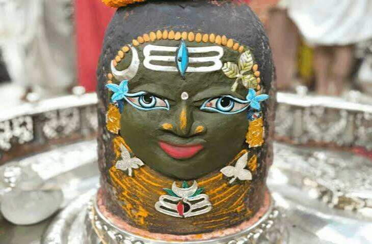 बाबा महाकाल का बिल्वपत्र, मुकुट और रुद्राक्ष माला से दिव्य शृंगार, गणेश-कार्तिकेय और माता पार्वती की पूजा-अर्चना