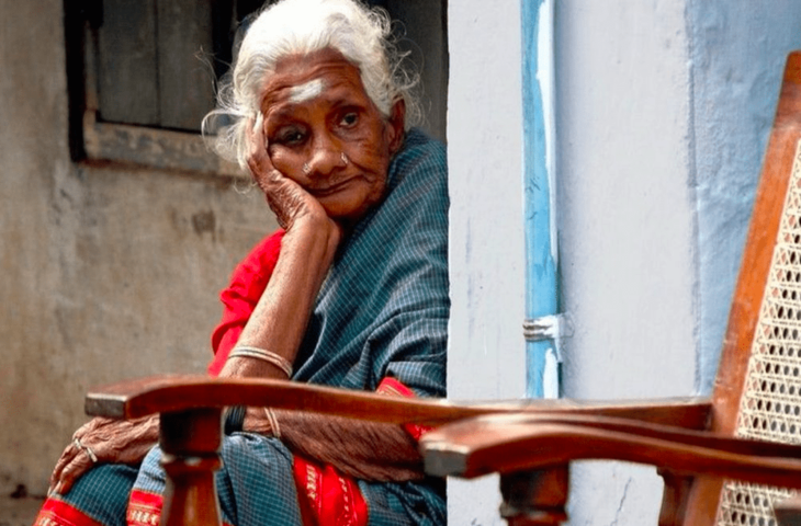 सोशल मीडिया पर वायरल! बुढ़ापे में अपनी माँ को अकेले छोड़ने वाली औलादें कितनी बेरहम होती होंगी