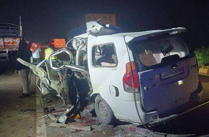 बैतूल में भीषण सड़क हादसा, खड़े ट्रक में घुसी तेज रफ्तार कार; पति-पत्नी समेत 3 की मौत, 8 घायल